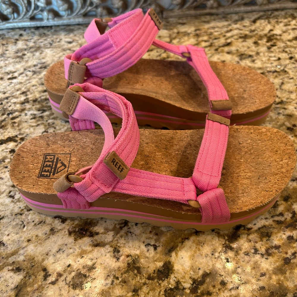 Reef Malibu Pink Platform Sandals size 8.5 EUC